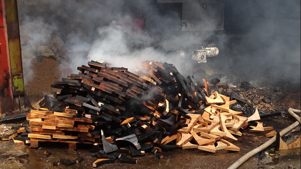 Цех за дървени столове пламна в Благоевград