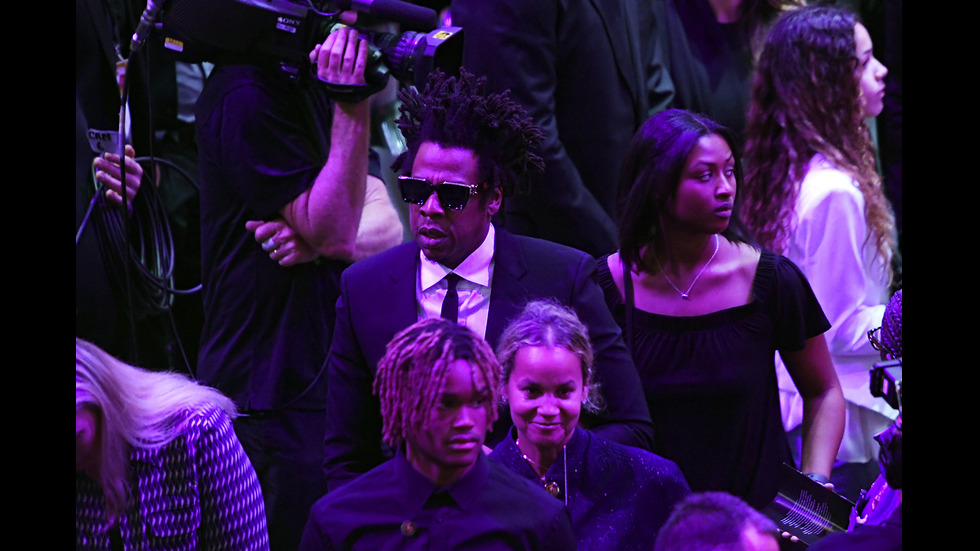 Хиляди се простиха с Коби Брайънт