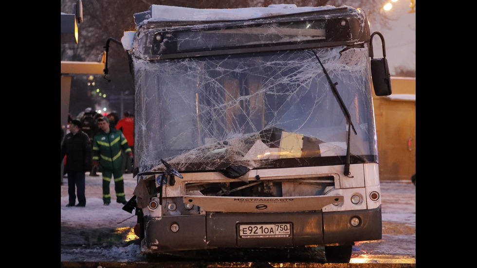 Автобус помете пешеходци в подлез в Москва