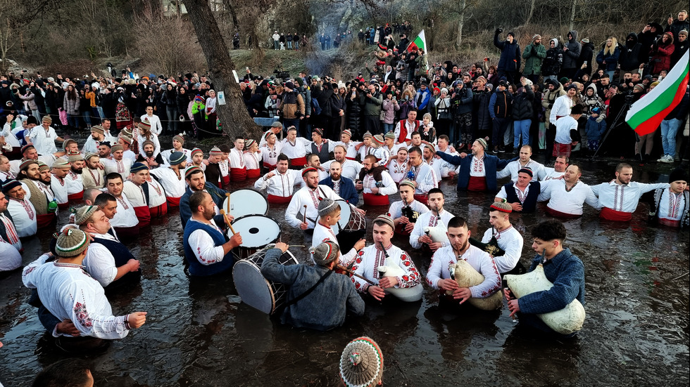 Мъжкото хоро се изви в река Тунджа