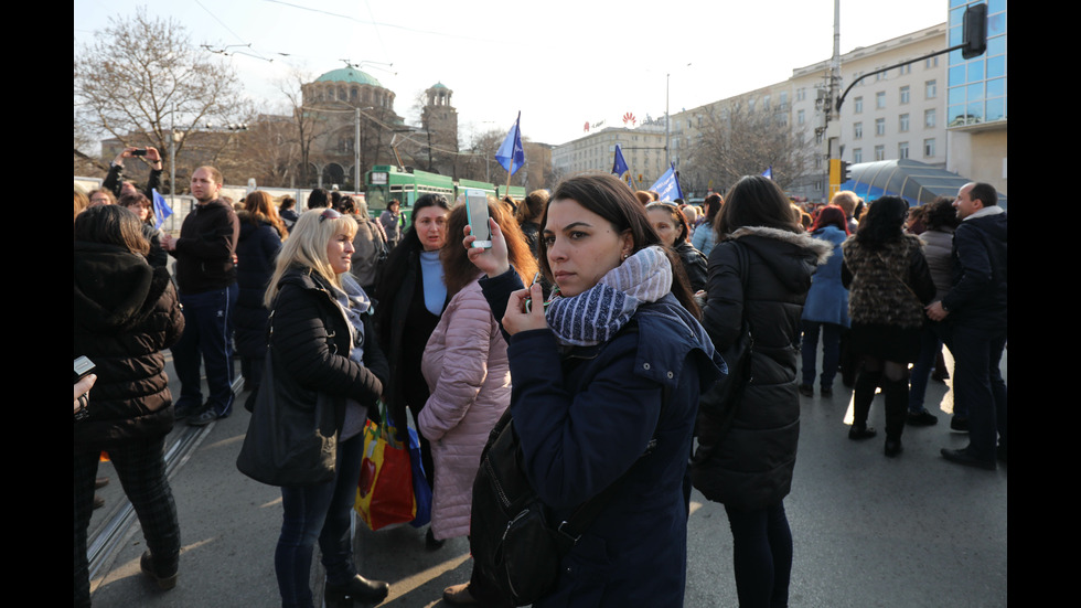 Протест на медицински сестри пред Министерството на здравеопазването