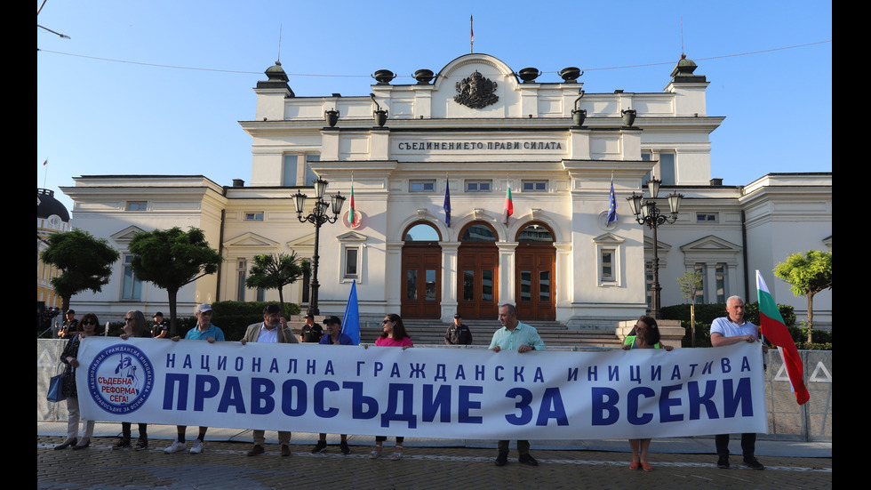 Две демонстрации в подкрепа на кабинета тази вечер в София