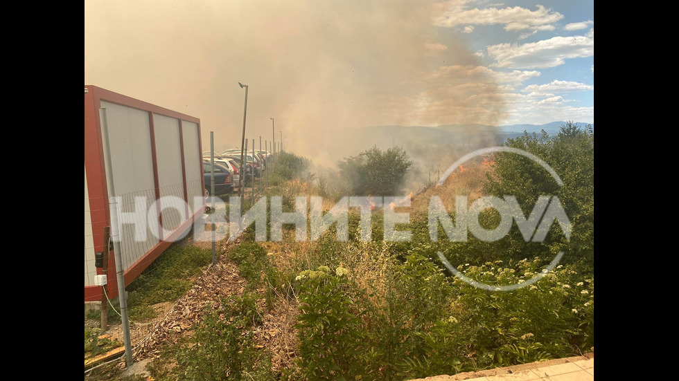 Голям пожар пламна в близост до бензиностанция в Казанлък