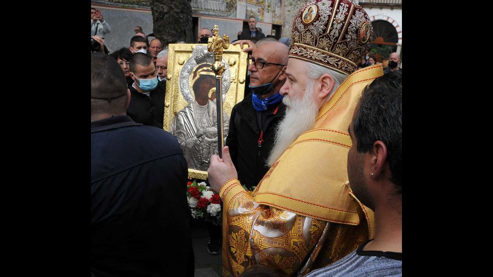 Изнесоха чудотворната икона на Св. Богородица от Бачковския манастир