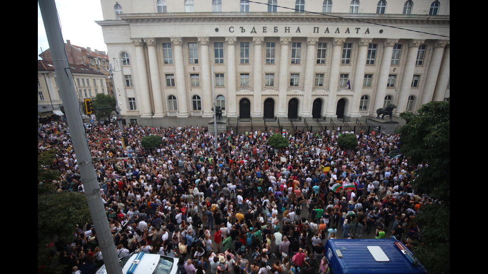 Протести в десетки градове заради жестоко малтретираното 18-годишно момиче