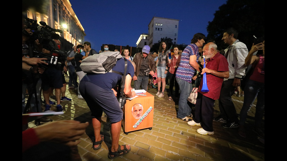 ПРОТЕСТИТЕ: Митинг пред испанското посолство, шествие из София