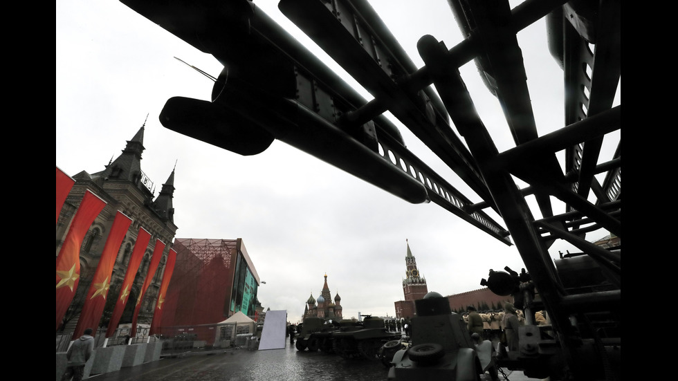 Руски военни репетират за голям парад в Москва