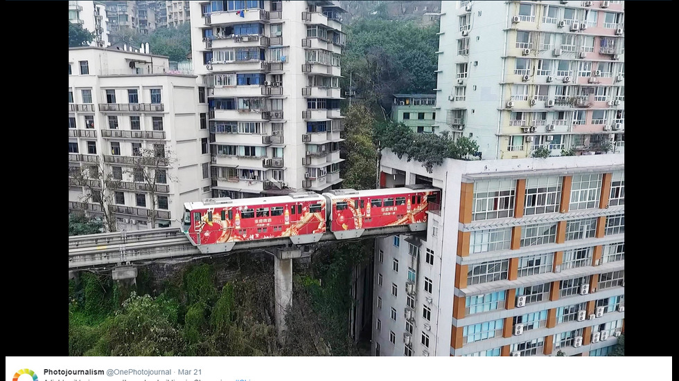 Влакове минават през жилищен блок в Китай