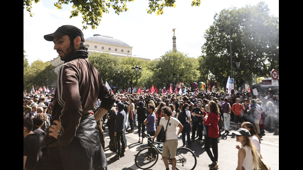 Франция се изправя пред нова вълна протести