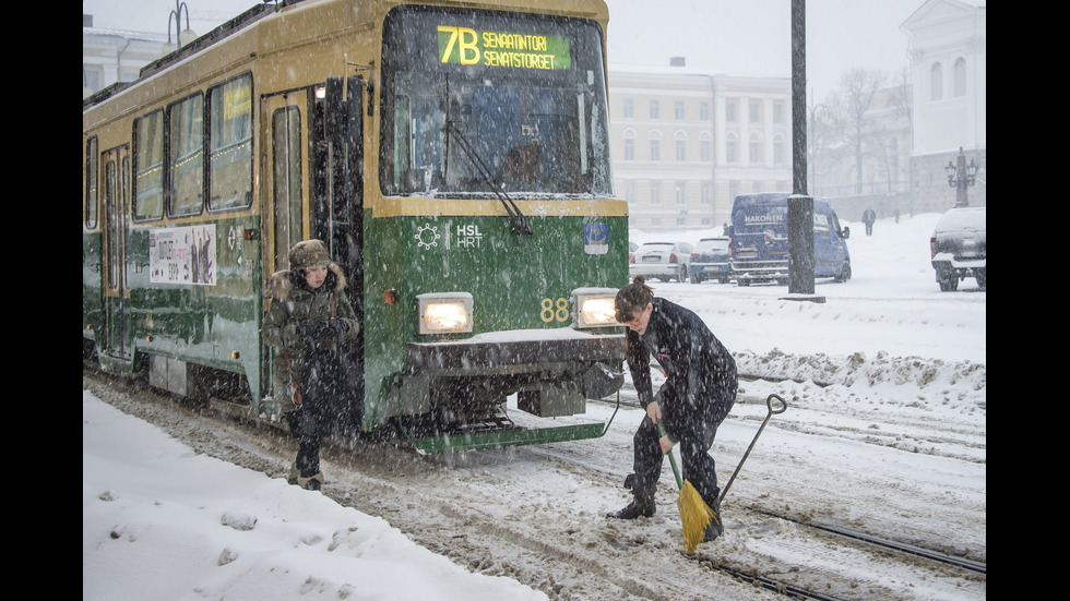 Европа – в плен на зимата. Как чистят пътищата в другите страни?