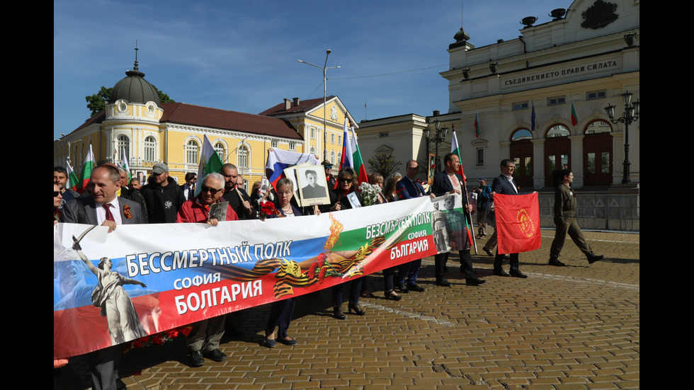 Нарисуваха украинското знаме върху Паметника на Съветската армия