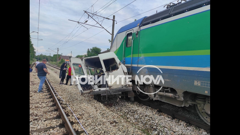 Двама загинаха при удар на микробус и влак в Плевенско