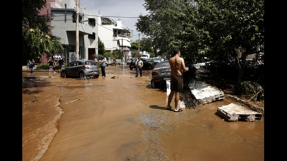 След пожарите - части на Атина под вода