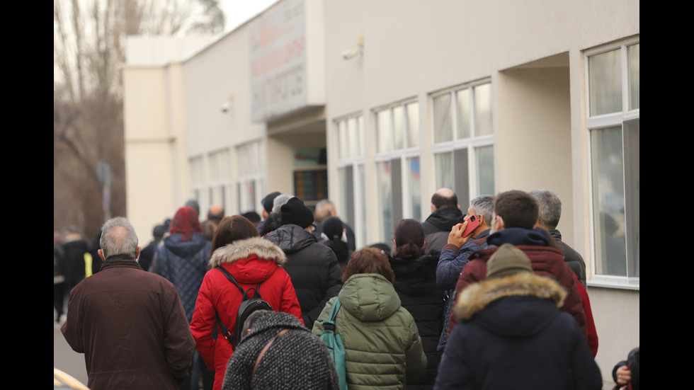 Пореден ден с опашка от желаещи за ваксина в "Пирогов"