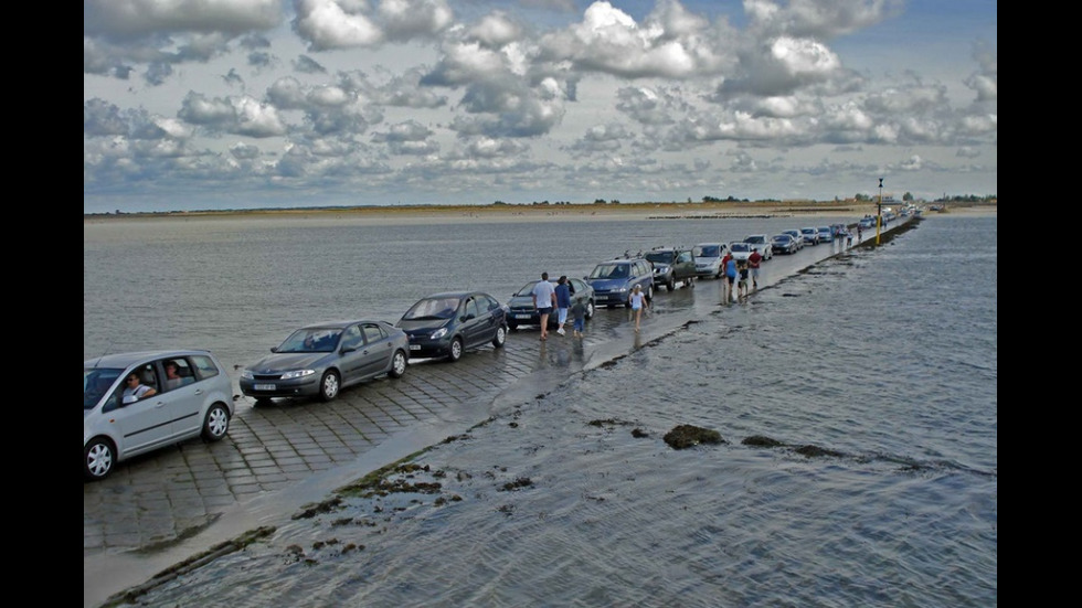 Опасен път във Франция изчезва под вода