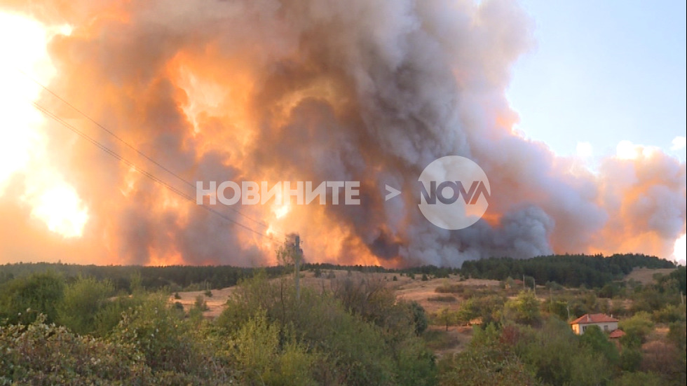 Пожар заплашва къщи в село Българска поляна