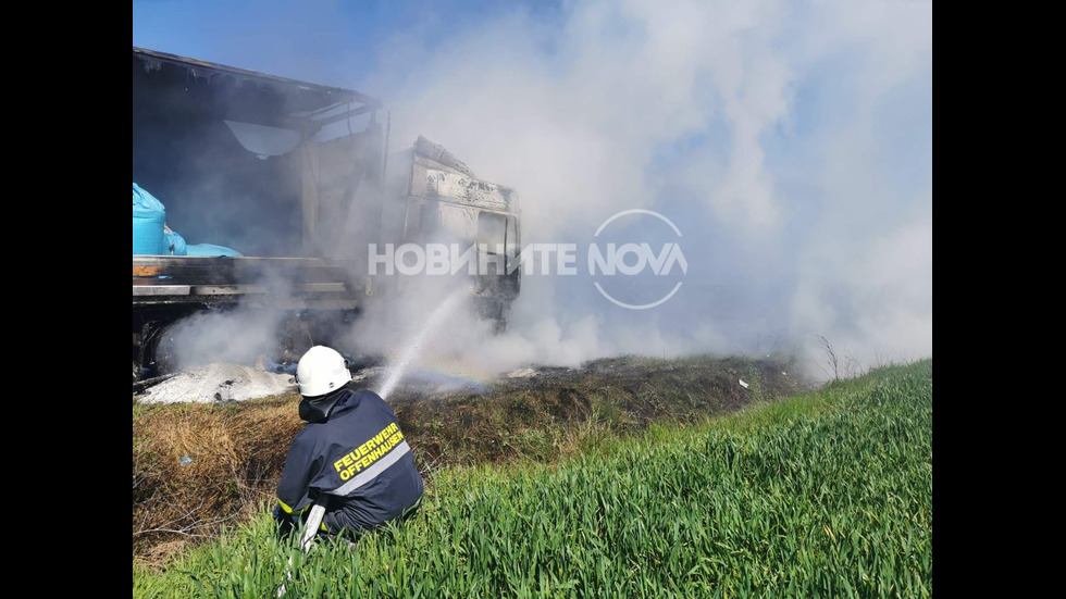 ТИР, превозващ амониева силитра, изгоря край Стара Загора