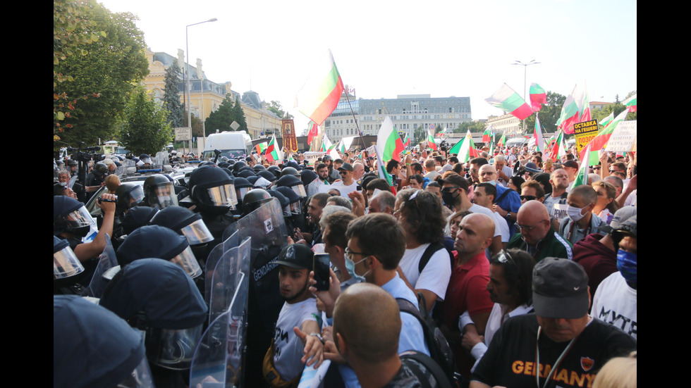 Протест пред парламента