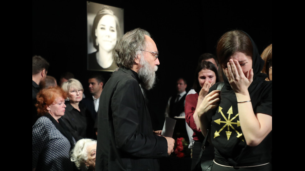 Поклонението пред Даря Дугина