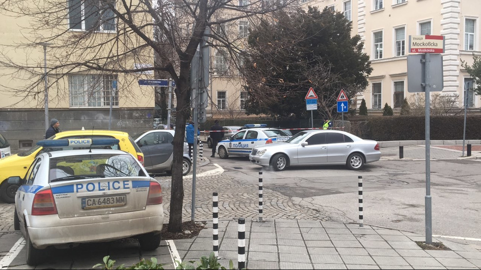Простреляха мъж в колата му в София
