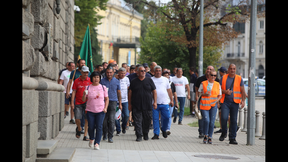 ПРОТЕСТЪТ НА ЗЪРНОПРОИЗВОДИТЕЛИТЕ: Над 600 трактора са около София, утре 80 от тях отиват пред МС