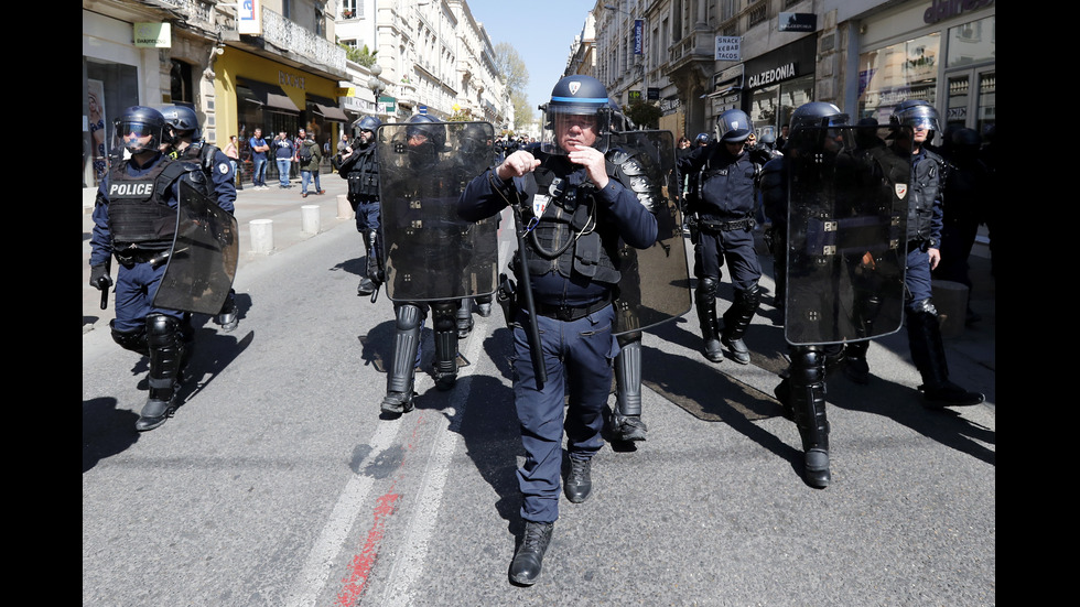 Сълзотворен газ срещу демонстрантите в Париж