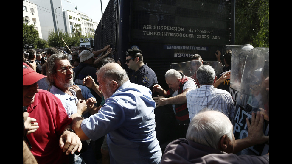 Лютив спрей срещу протестиращи пенсионери в Атина