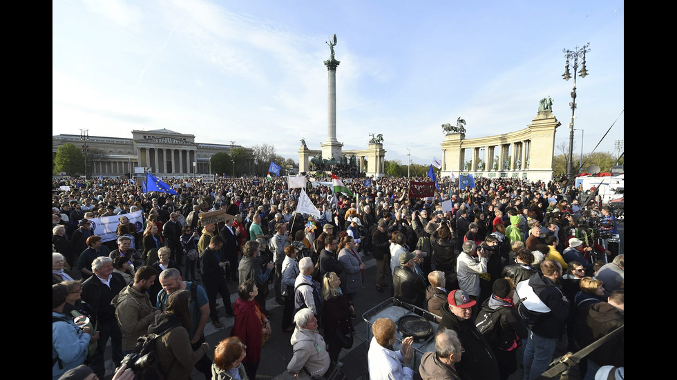 Хиляди унгарци излязоха отново на протест в центъра на Будапеща