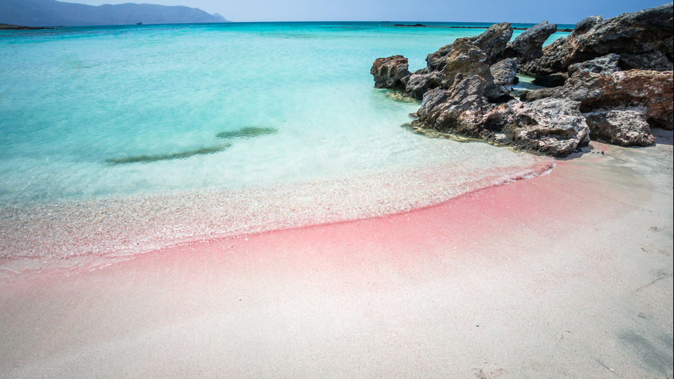 Изумителни цветни плажове по света