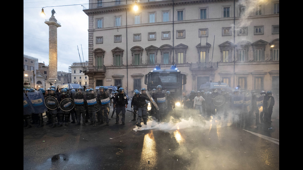 Полицията в Рим използва водни оръдия срещу протестиращи