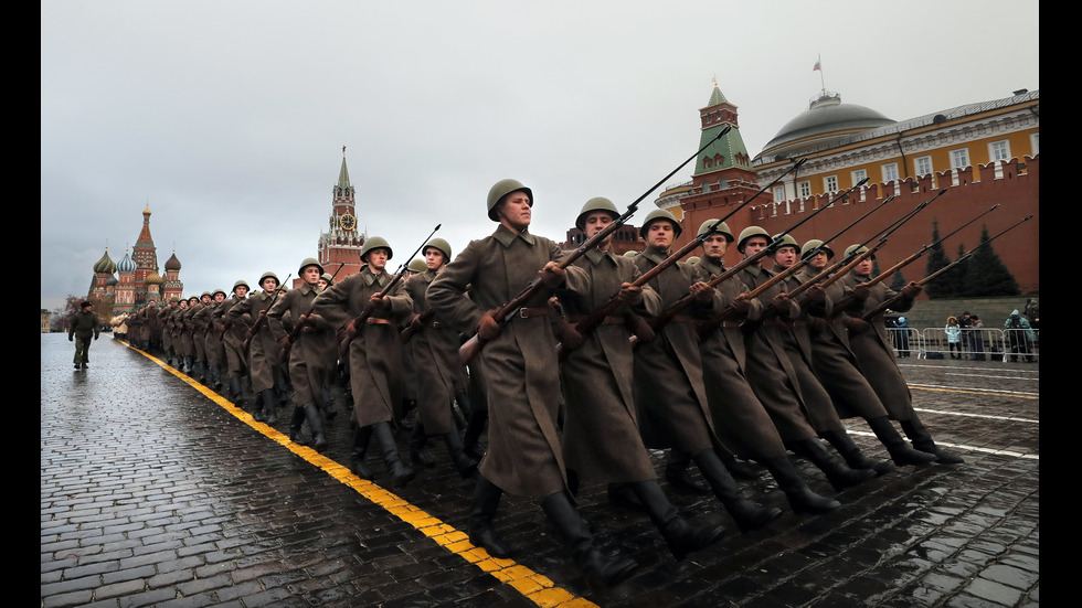 Руски военни репетират за голям парад в Москва