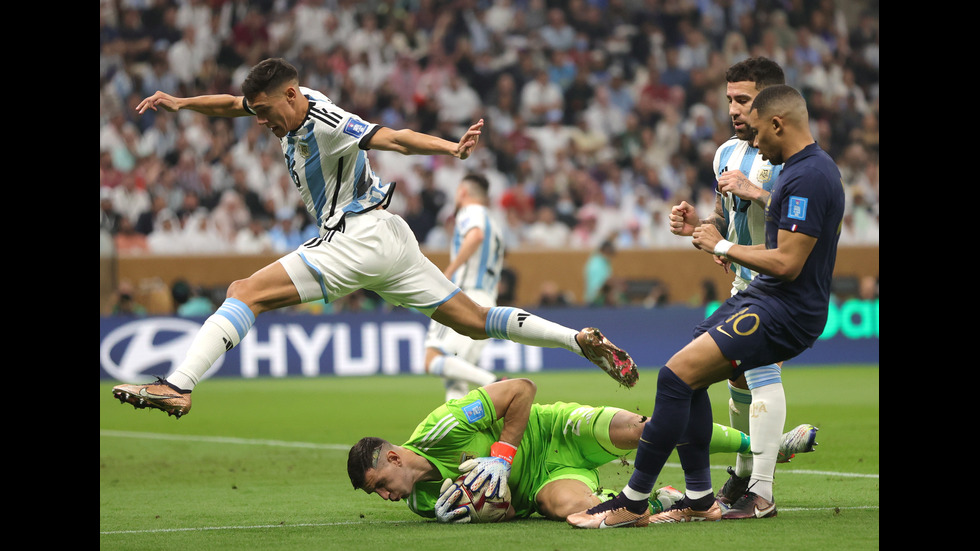 АРЖЕНТИНА ШАМПИОН! Меси вдига световната купа след невиждана драма в Катар