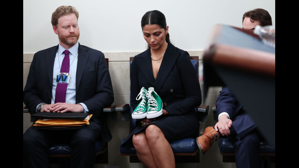 Матю Макконъхи показа в Белия дом обувките на едно от убитите деца в Тексас