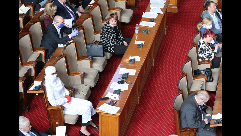 Депутати влязоха със защитни облекла в НС