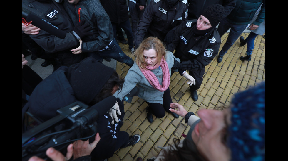 "Възраждане" организира протест срещу зеления сертификат, докараха водно оръдие пред НС