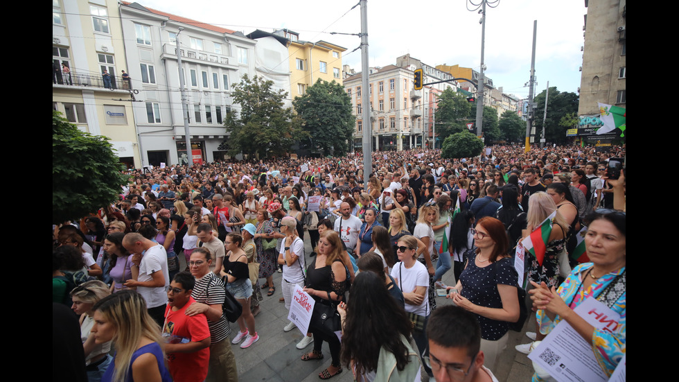 Протести в десетки градове заради жестоко малтретираното 18-годишно момиче