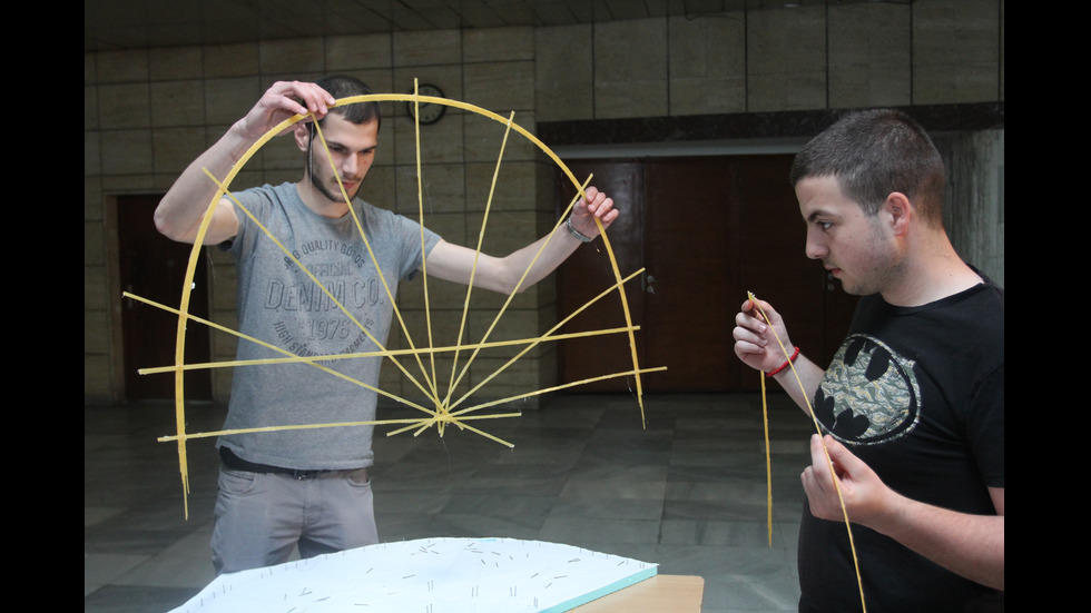 Правят мостове от спагети на състезание в София
