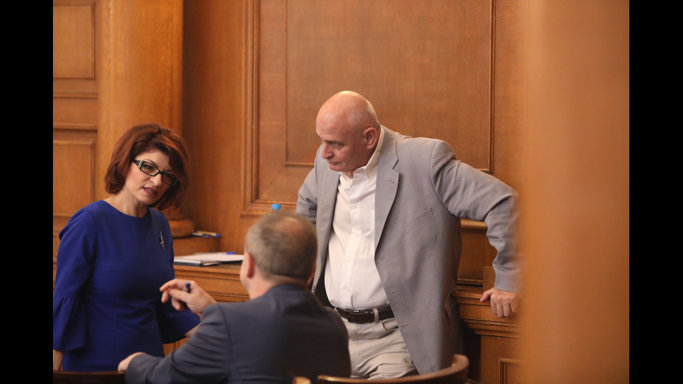 Депутатите обсъждат отстраняването на председателя на парламента