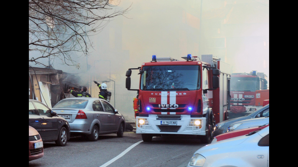Пожар в изоставена къща в бургаския квартал "Лазур", има пострадали
