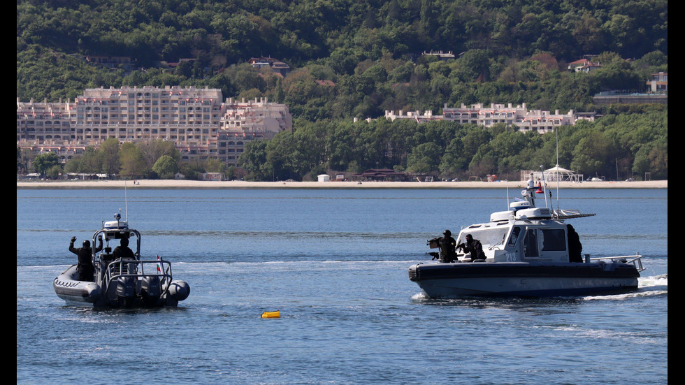 ВМС направиха зрелищна демострация за Гергьовден във Варна