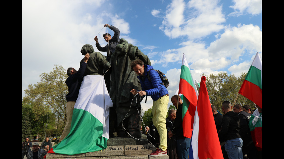 Сблъсъци белязаха протеста край Паметника на Съветската армия