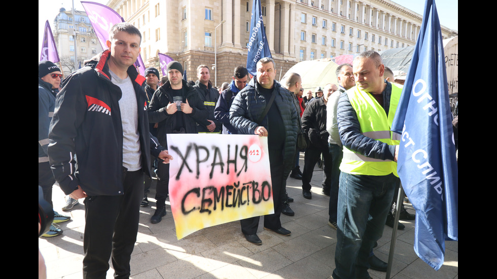 Пожарникари и полицаи от цялата страна излизат на протест в София