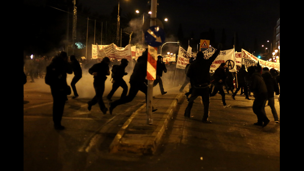 Десетки хиляди протестираха Гърция