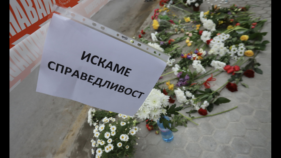 Приятели, колеги, минувачи оставиха цветя на мястото, където загина Милен Цветков