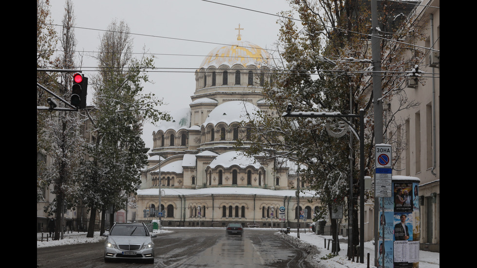 Сняг заваля на много места в страната