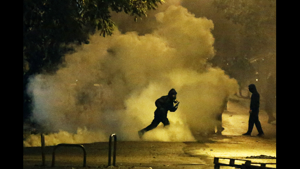 Гръцки младежи нападнаха полицията със запалителни бомби