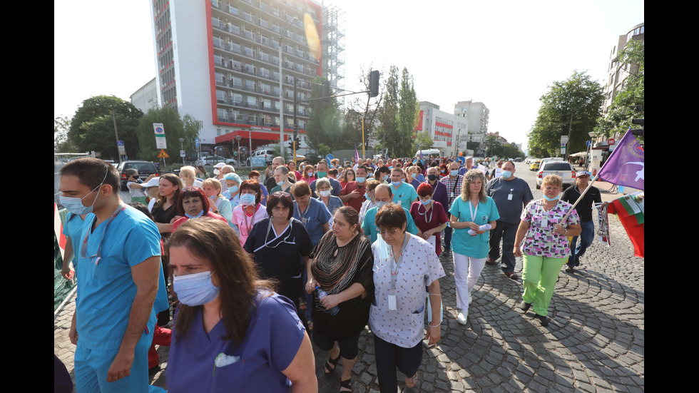 Протест пред "Пирогов" в защита на проф. Балтов