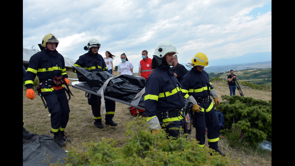 УЧЕНИЕ: Как се спасяват хора от паднал самолет