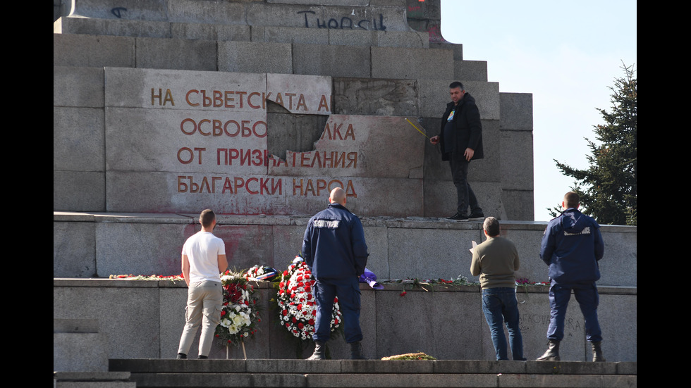 Разбиха плочата на Паметника на Съветската армия в София