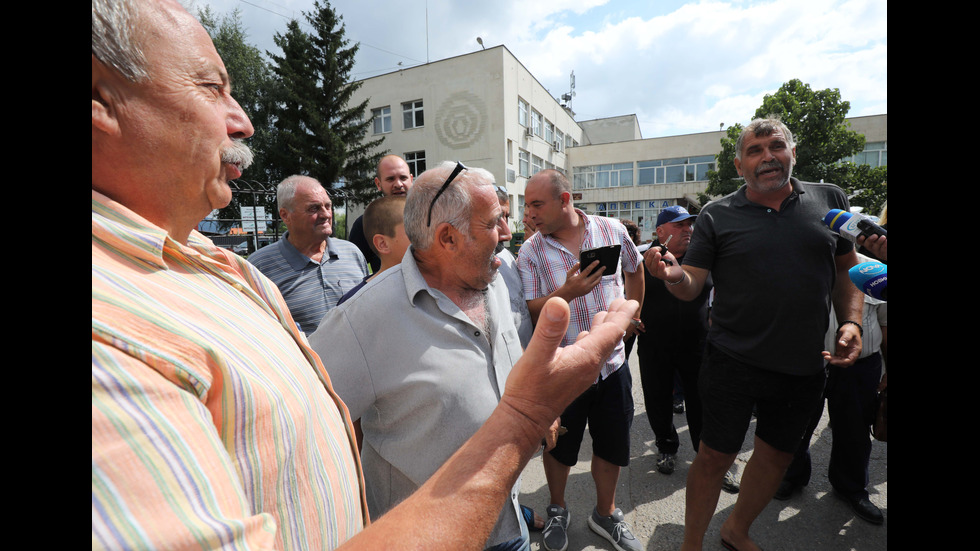 НОВ ПРОТЕСТ: Жители на село Мрамор искат пазарни цени за прасетата си